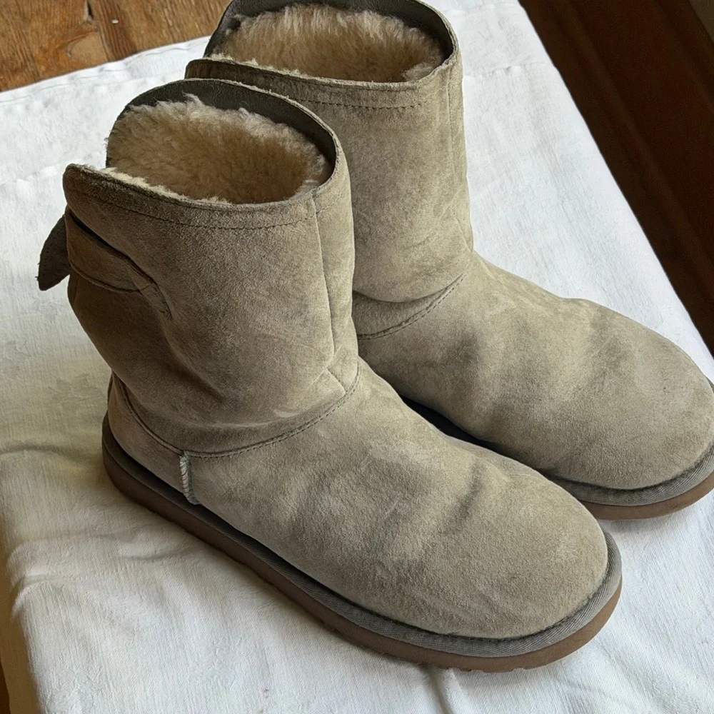 UGG Short Suede Shearling Boots in Light Grey Women’s 7